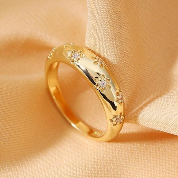 Elegant Gold Floral Ring - Picture 1 of 4